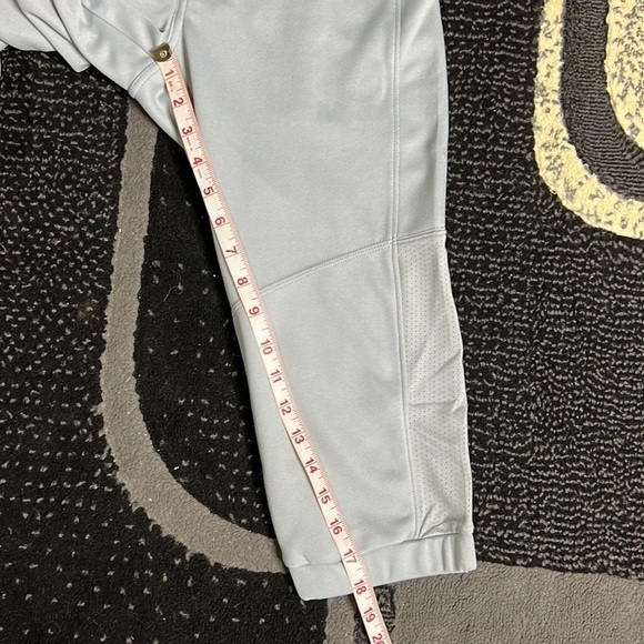 Under Armour Gray Cropped Fitted Pants Size XS - Picture 9 of 10